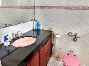 Row-villa Bathroom1A